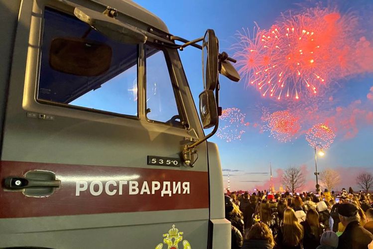 В Санкт-Петербурге сотрудники ГУ Росгвардии обеспечили правопорядок во время салюта в​ честь 78-й годовщины Победы в Великой Отечественной войне