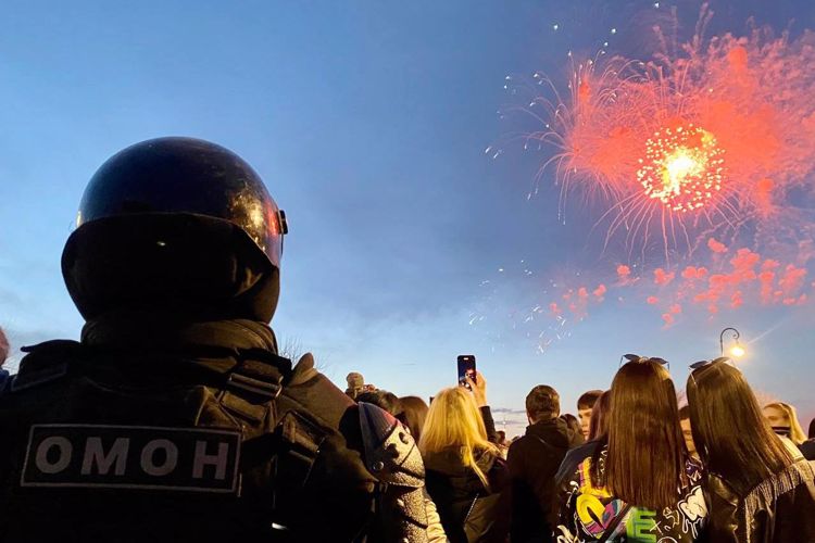 В Санкт-Петербурге сотрудники ГУ Росгвардии обеспечили правопорядок во время салюта в​ честь 78-й годовщины Победы в Великой Отечественной войне