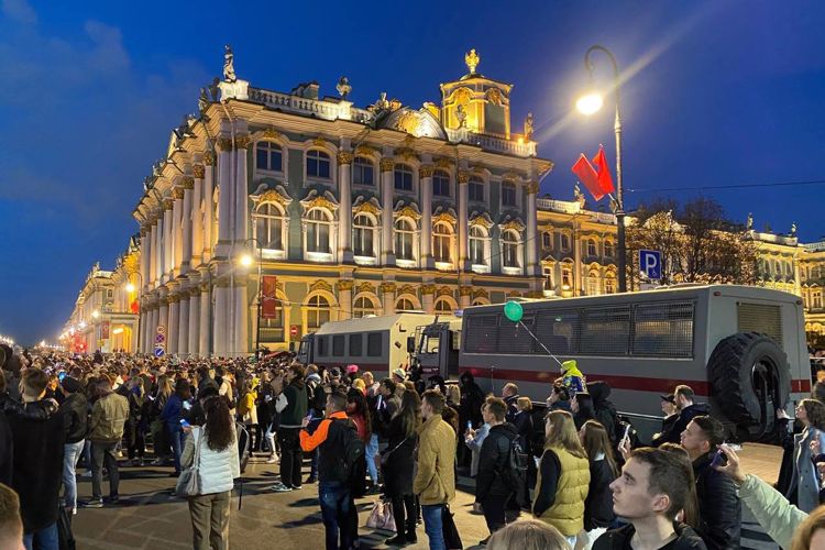 В Санкт-Петербурге сотрудники ГУ Росгвардии обеспечили правопорядок во время салюта в честь 78-й годовщины Победы в Великой Отечественной войне
