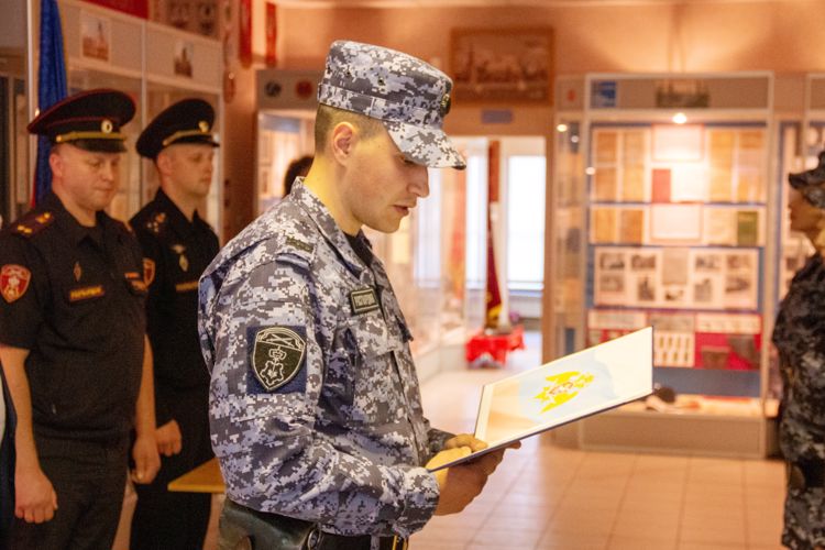 В Санкт-Петербурге молодые сотрудники вневедомственной охраны приняли присягу
