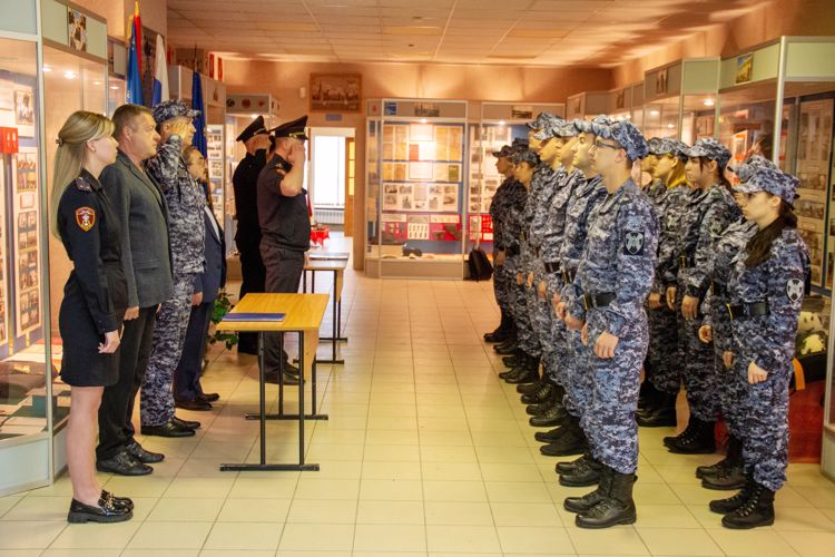 В Санкт-Петербурге молодые сотрудники вневедомственной охраны приняли присягу