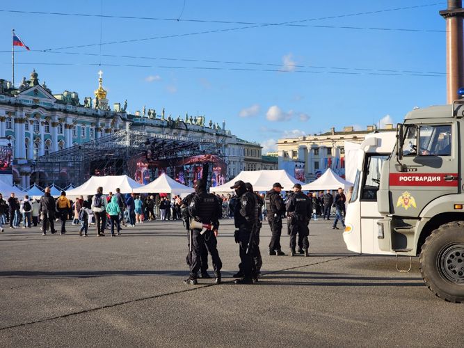 В Санкт-Петербурге сотрудники Росгвардии приняли участие в охране правопорядка во время празднования Дня города