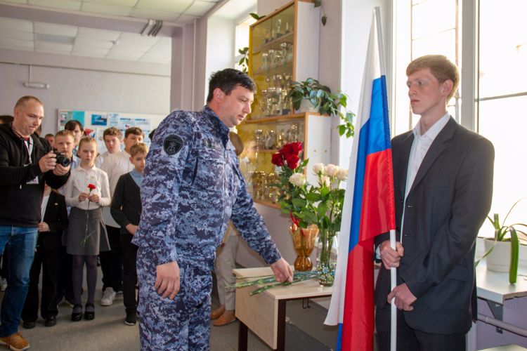 В Ленинградской области открыли «Парту героя» в память о погибшем в СВО росгвардейце