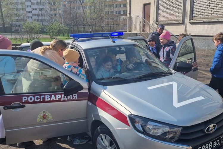 В Кировском районе сотрудники Росгвардии провели для школьников урок мужества