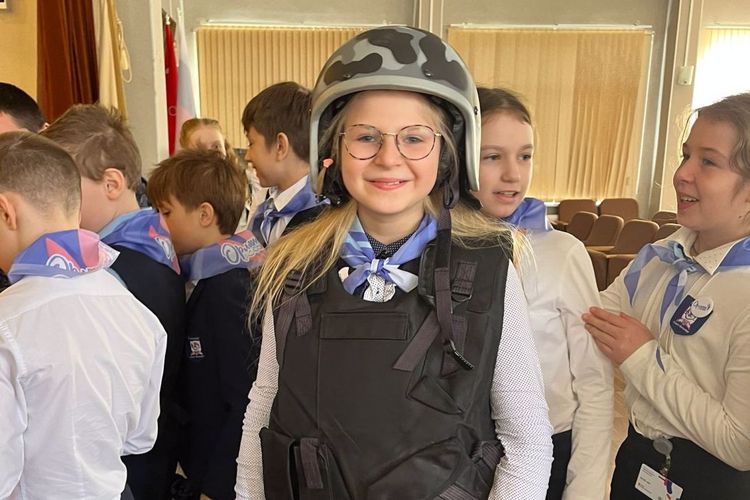 В Кировском районе сотрудники Росгвардии провели для школьников урок мужества