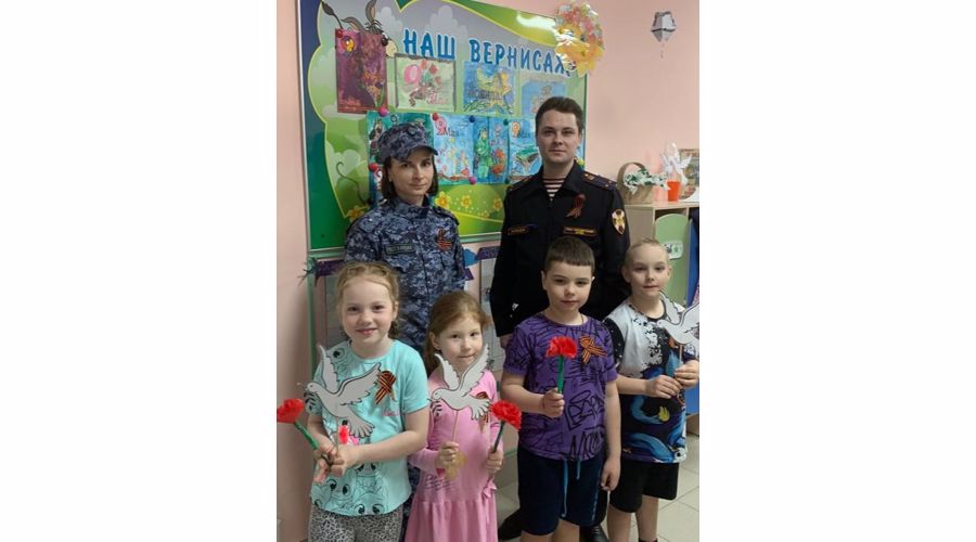 Сотрудники вневедомственной охраны накануне Дня Победы провели праздничные мероприятия с детьми