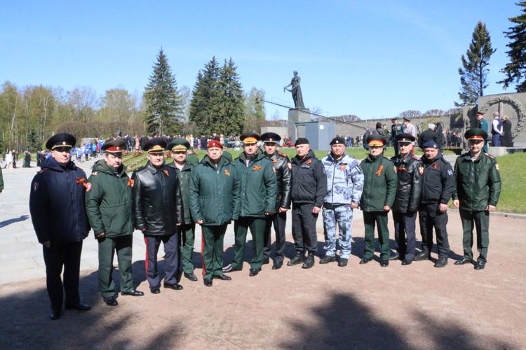В Санкт-Петербурге представители Росгвардии приняли участие в общегородском мероприятии на Пискарёвском мемориальном кладбище