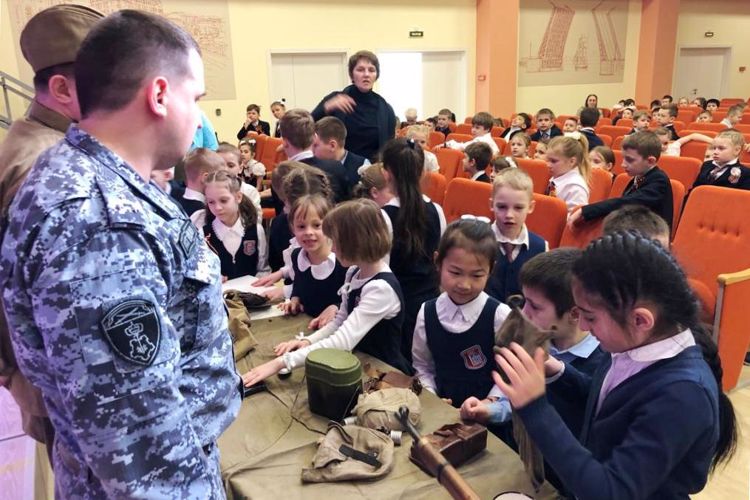 Сотрудники вневедомственной охраны накануне Дня Победы провели праздничные мероприятия с детьми