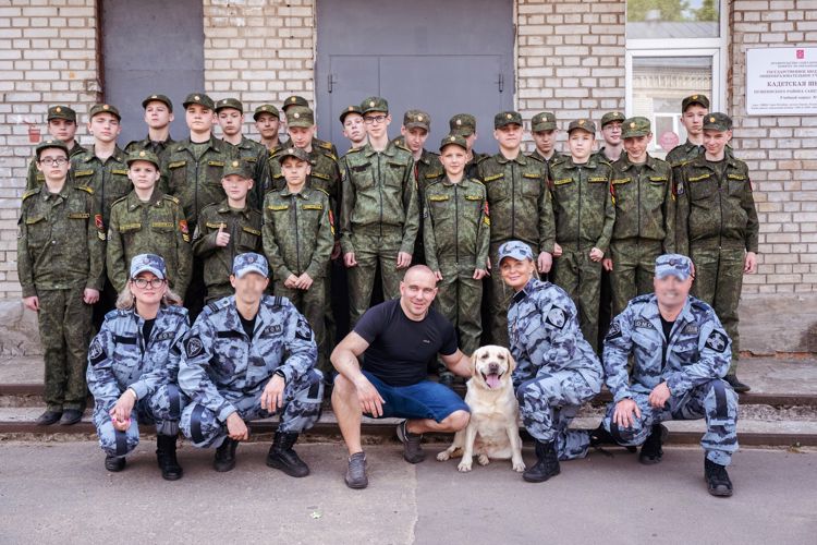 Сотрудники ОМОН «Бастион» Росгвардии провели урок мужества для учащихся кадетской школы