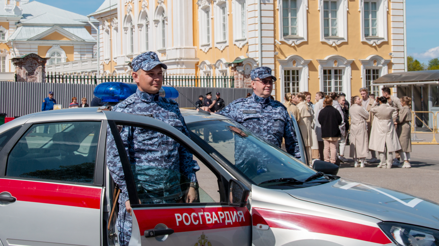 Сотрудники Росгвардии обеспечили безопасность на торжественном открытии фонтанов в Петергофе