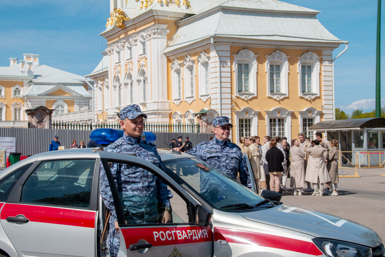 Сотрудники Росгвардии обеспечили безопасность на торжественном открытии фонтанов в Петергофе