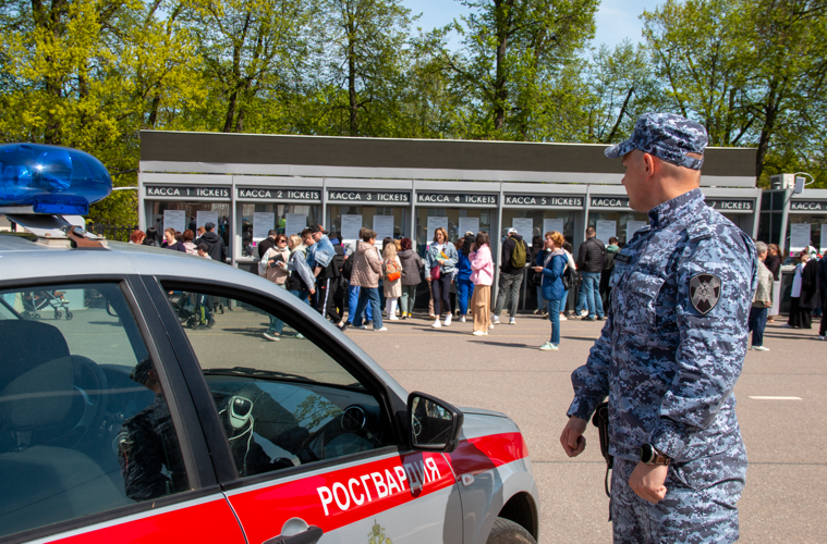 Сотрудники Росгвардии обеспечили безопасность на торжественном открытии фонтанов в Петергофе