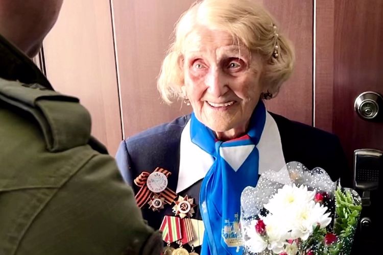 Сотрудники СОБР "Гранит" Росгвардии поздравили с Днём Победы 101-летнюю участницу Великой Отечественной войны