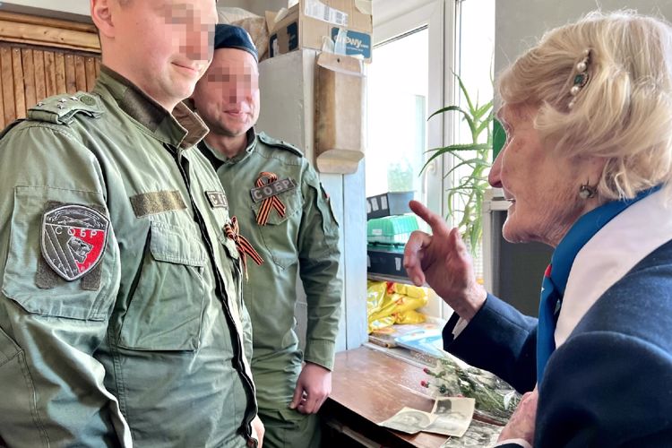 Сотрудники СОБР "Гранит" Росгвардии поздравили с Днём Победы 101-летнюю участницу Великой Отечественной войны
