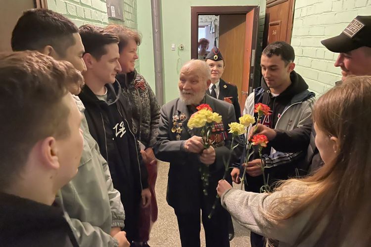 Сотрудники Росгвардии поздравили с наступающим Днем Победы ветерана Великой Отечественной войны Василия Сажнева