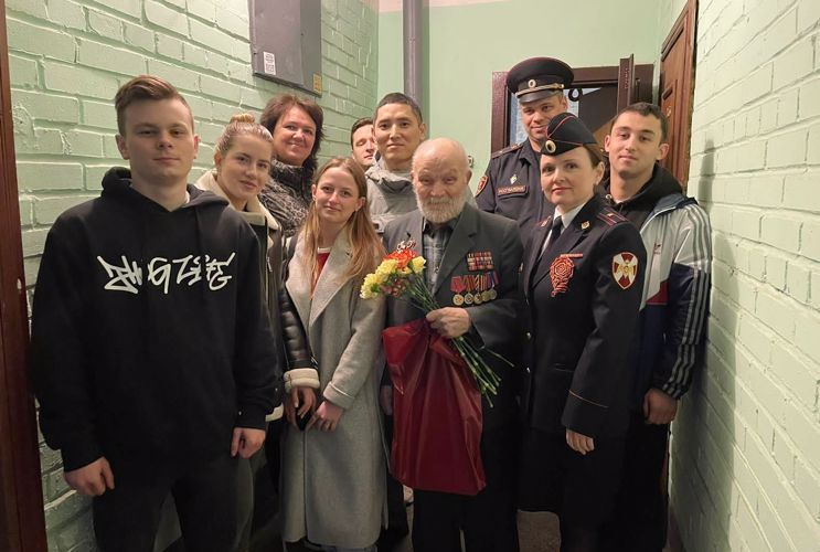 Сотрудники Росгвардии поздравили с наступающим Днем Победы ветерана Великой Отечественной войны Василия Сажнева