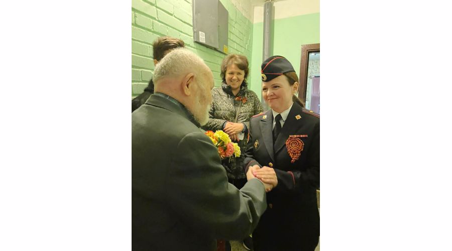 Сотрудники Росгвардии поздравили с наступающим Днем Победы ветерана Великой Отечественной войны Василия Сажнева