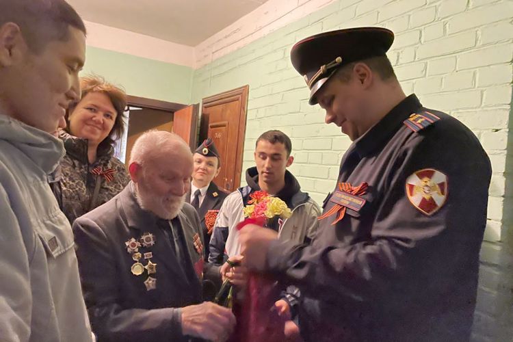 Сотрудники Росгвардии поздравили с наступающим Днем Победы ветерана Великой Отечественной войны Василия Сажнева