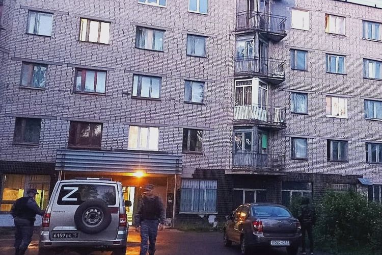 В Тихвине сотрудники Росгвардии спасли женщину от падения из окна