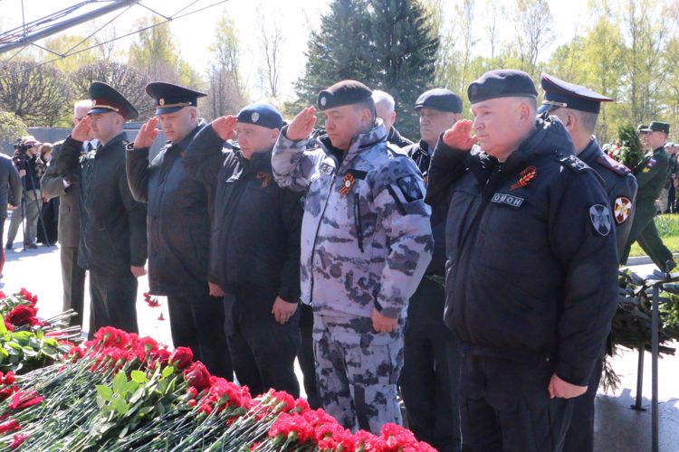 В Санкт-Петербурге представители Росгвардии приняли участие в общегородском мероприятии на Пискарёвском мемориальном кладбище