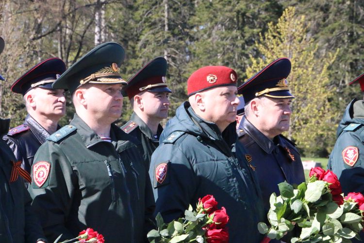 В Санкт-Петербурге представители Росгвардии приняли участие в общегородском мероприятии на Пискарёвском мемориальном кладбище