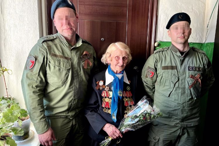 Сотрудники СОБР "Гранит" Росгвардии поздравили с Днём Победы 101-летнюю участницу Великой Отечественной войны