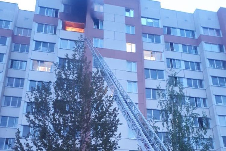 В городе Коммунар сотрудники Росгвардии организовали эвакуацию жильцов из дома, в котором произошел пожар