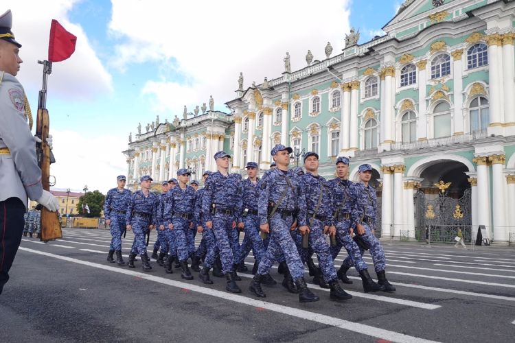 На Дворцовой площади состоялся единый развод сил и средств подразделений полиции и Росгвардии