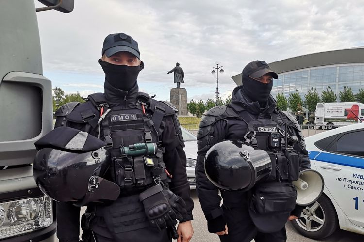 Сотрудники и военнослужащие Росгвардии обеспечили правопорядок во время матча "Зенит"-"Факел"