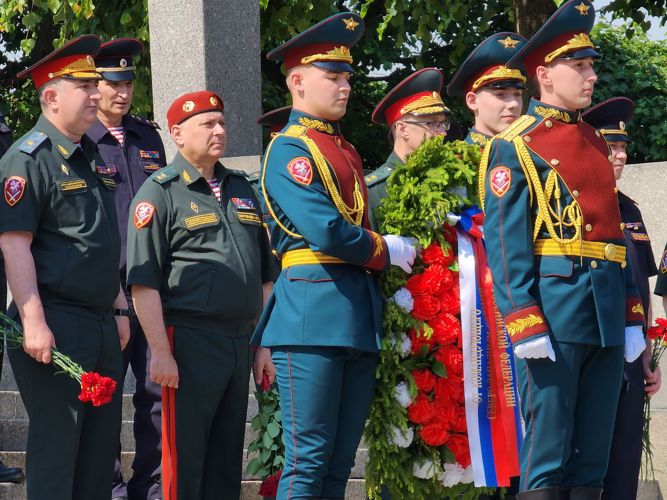 Представители Росгвардии приняли участие в торжественно-траурном мероприятии на Пискарёвском мемориальном кладбище