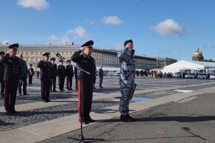 На Дворцовой площади состоялся единый развод сил и средств подразделений полиции и Росгвардии