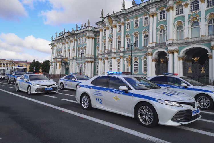 На Дворцовой площади состоялся единый развод сил и средств подразделений полиции и Росгвардии