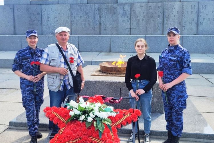 В Петербурге и Ленобласти сотрудники вневедомственной охраны Росгвардии присоединились к мероприятиям, приуроченным ко Дню памяти и скорби