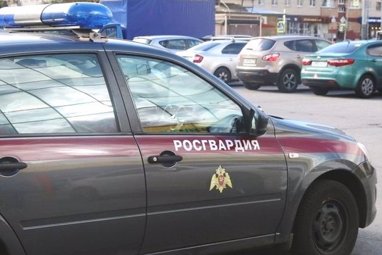В Приморском районе росгвардейцы задержали хулигана, который препятствовал работе медиков, прибывшим на помощь пострадавшей