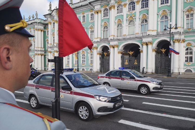 На Дворцовой площади состоялся единый развод сил и средств подразделений полиции и Росгвардии