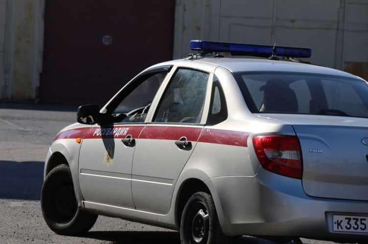 На Лиговском проспекте росгвардейцы задержали мурманчанина при попытке проникнуть в магазин рок-атрибутики