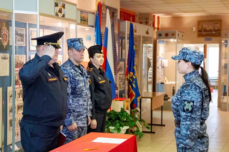 Молодые сотрудники вневедомственной охраны Петроградского и Приморского районов приняли присягу
