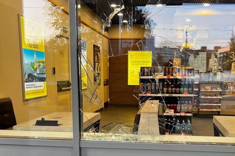 В Приморском районе сотрудники Росгвардии на АЗС задержали агрессивного гражданина