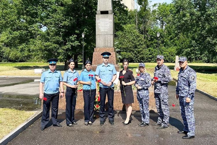 В Петербурге и Ленобласти сотрудники вневедомственной охраны Росгвардии присоединились к мероприятиям, приуроченным ко Дню памяти и скорби