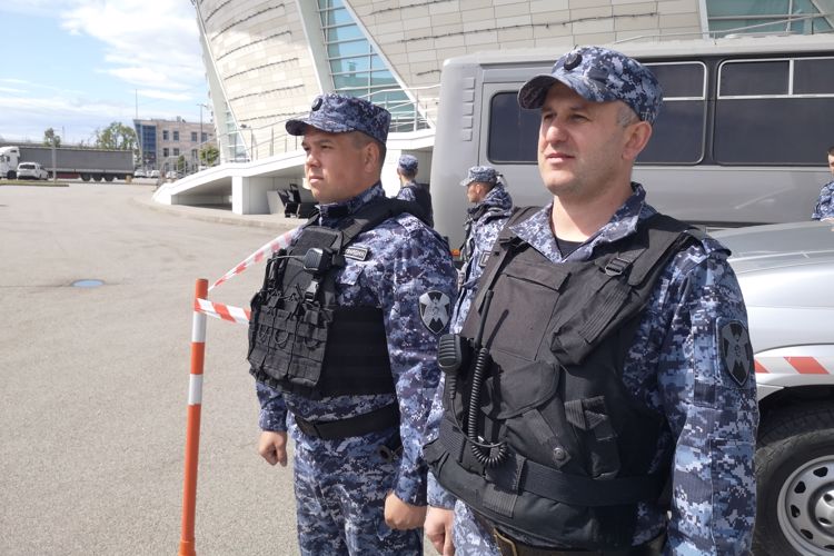 Сотрудники и военнослужащие Росгвардии обеспечили правопорядок во время матча "Зенит"-"Факел"
