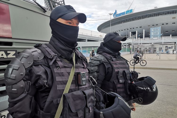 Сотрудники и военнослужащие Росгвардии обеспечили правопорядок во время матча "Зенит"-"Факел"