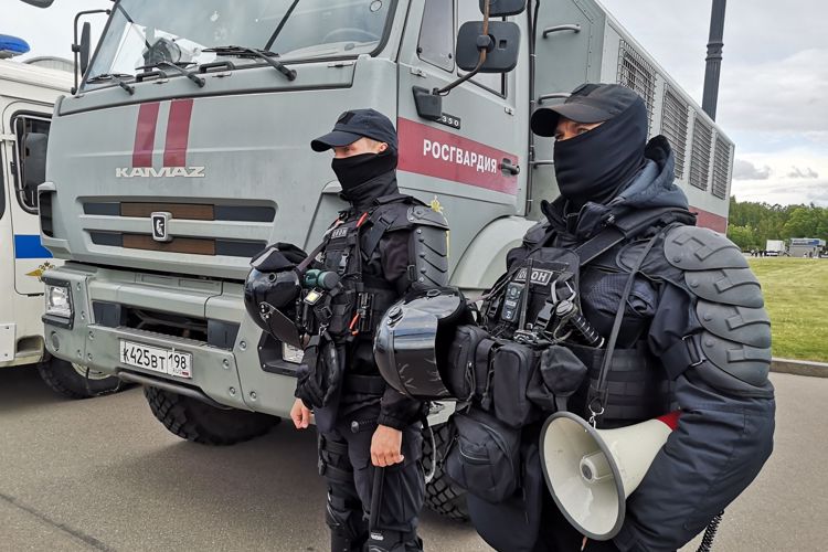 Сотрудники и военнослужащие Росгвардии обеспечили правопорядок во время матча "Зенит"-"Факел"