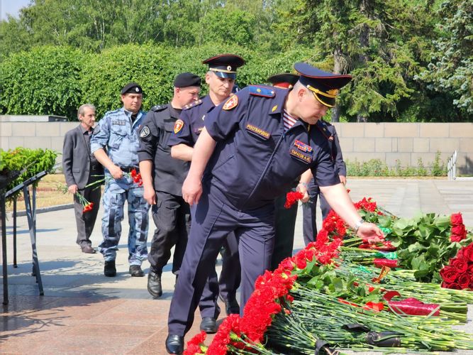 Представители Росгвардии приняли участие в торжественно-траурном мероприятии на Пискарёвском мемориальном кладбище