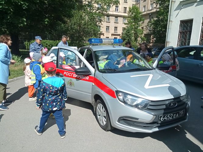 В преддверии Дня России росгвардейцы провели встречу с воспитанниками детского сада