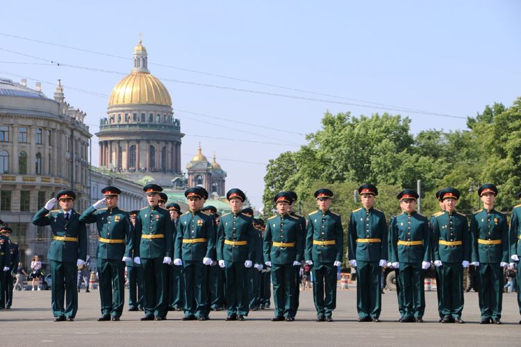 На Дворцовой площади Северной столицы состоялась торжественная церемония выпуска офицеров Санкт-Петербургского военного института Росгвардии