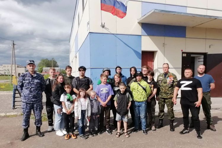 В Гатчинском районе сотрудники вневедомственной охраны провели урок мужества для школьников