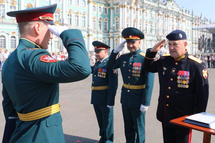 На Дворцовой площади Северной столицы состоялась торжественная церемония выпуска офицеров Санкт-Петербургского военного института Росгвардии