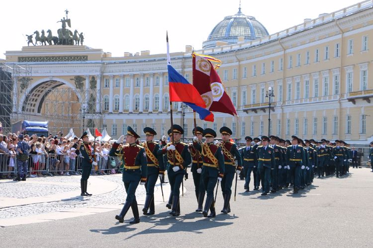На Дворцовой площади Северной столицы состоялась торжественная церемония выпуска офицеров Санкт-Петербургского военного института Росгвардии