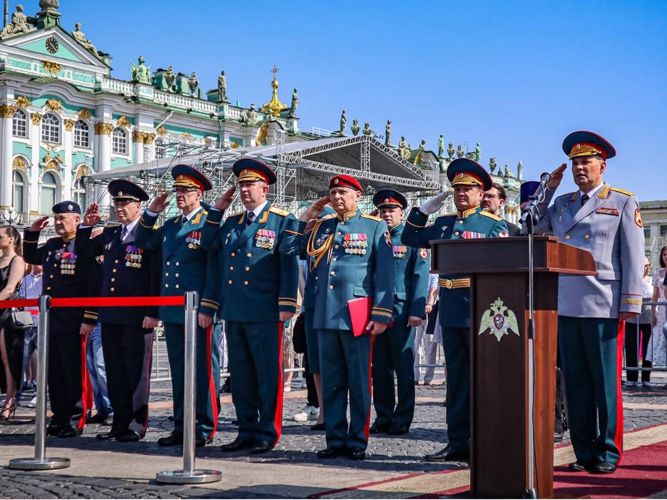 На Дворцовой площади Северной столицы состоялась торжественная церемония выпуска офицеров Санкт-Петербургского военного института Росгвардии