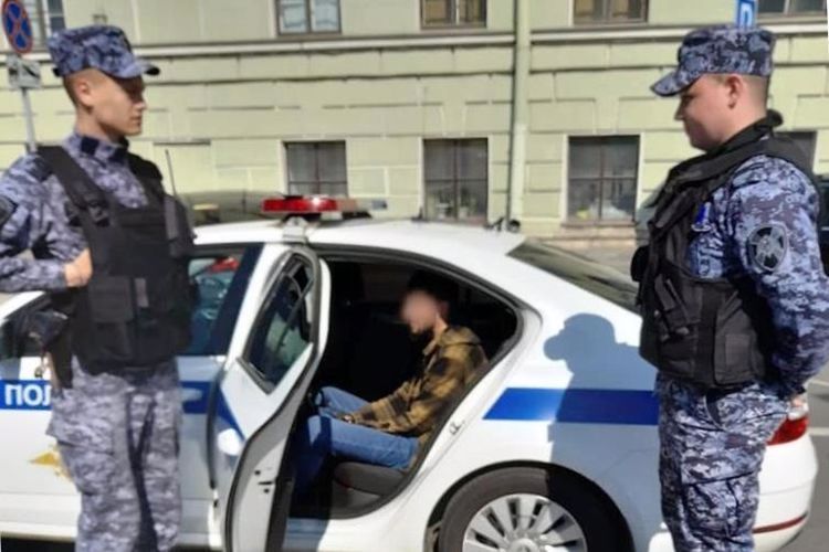 У Троицкого моста сотрудники Росгвардии и полиции задержали подозреваемых в совершении убийства